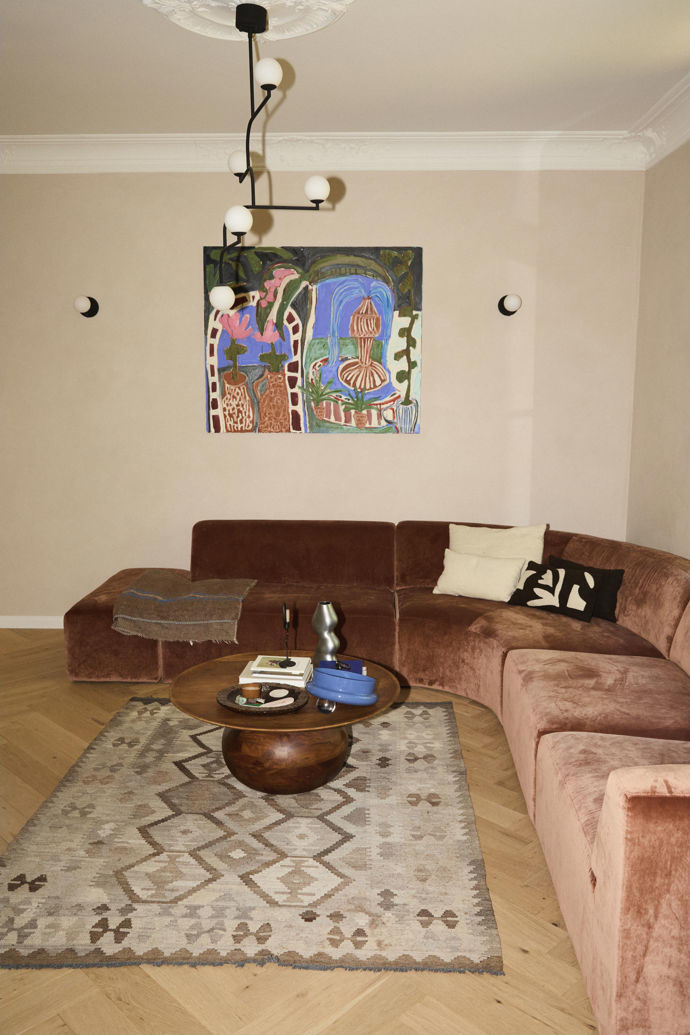 Přestože by se dalo čekat, že interiér designérky bude plný rostlin, opak je pravdou. „Jsme tu na venkově a okolo sebe máme mnoho přírody. Má tedy smysl budovat i doma „městskou džungli“ uvnitř? Chtěla jsem si koupit několik rostlin domů, ale potom jsem se podívala na všechnu tu přírodu kolem sebe. Při pohledu z okna je to jako malovaný obraz.“  
