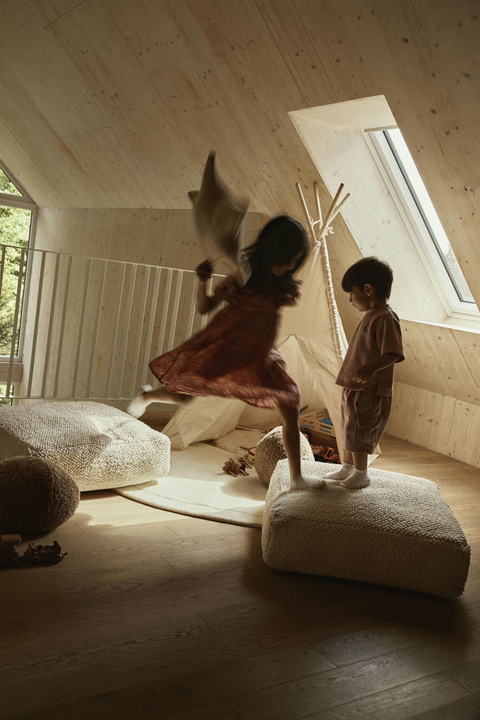 Fasáda zůstala beze změn. Žádné vnější izolace, žádné zásahy, které by potlačily její kouzlo. Pomohly staré fotografie od předchozích majitelů, podle nichž se podařilo obnovit i původní detaily. 
