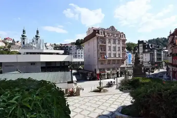 Stylový Art Deco Wolker se nachází hned naproti Vřídlu. 
