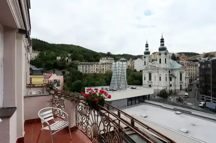 Úchvatný výhled na karlovarské Vřídlo. 
