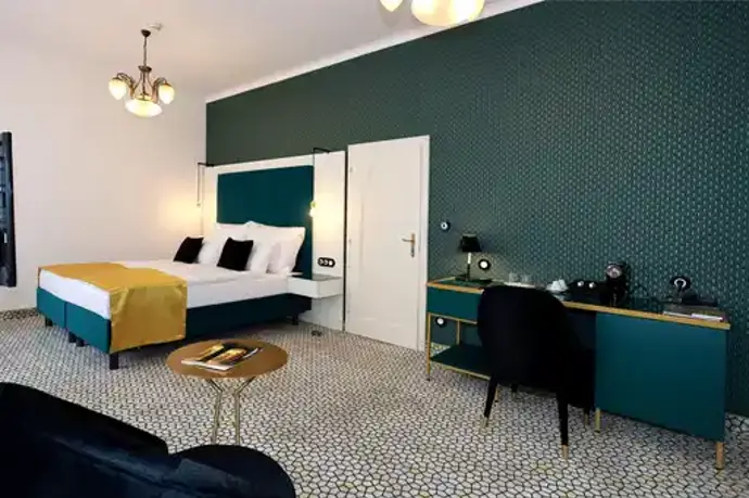Dvoulůžkový elegantní pokoj superior v Art Deco Wolker s krásným výhledem.
