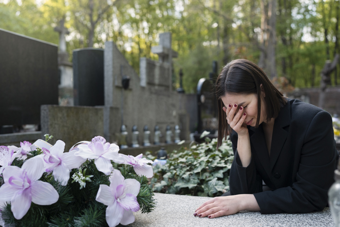 Paní Kristýně se chce křičet, proč to lidé říkají? Vždyť přece nejde mít krásnou smrt, která by nikoho nebolela. Její máma se utěšuje tím, že netrpěl. Jenže paní Kristýna to vidí jinak. Navíc ji trápí i další věc.
Paní Kristýně se chce křičet, proč to lidé říkají? Vždyť přece nejde mít krásnou smrt, která by nikoho nebolela. Její máma se utěšuje tím, že netrpěl. Jenže paní Kristýna to vidí jinak. Navíc ji trápí i další věc.