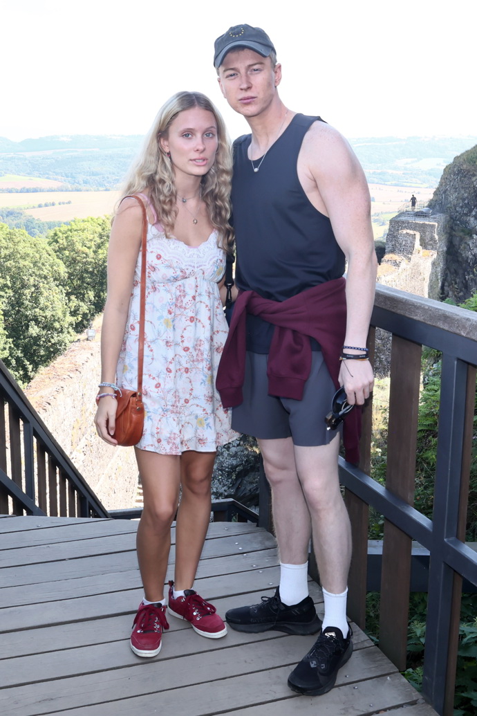 Mladá herečka s Adamem Mišíkem
Mladá herečka s Adamem Mišíkem