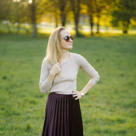 Dlouhé plisované sukně jsou mezi ženami velmi populární. Hodí se do běžného dne i do společnosti. Stačí denimovou bundu vyměnit za elegantní halenku. 
