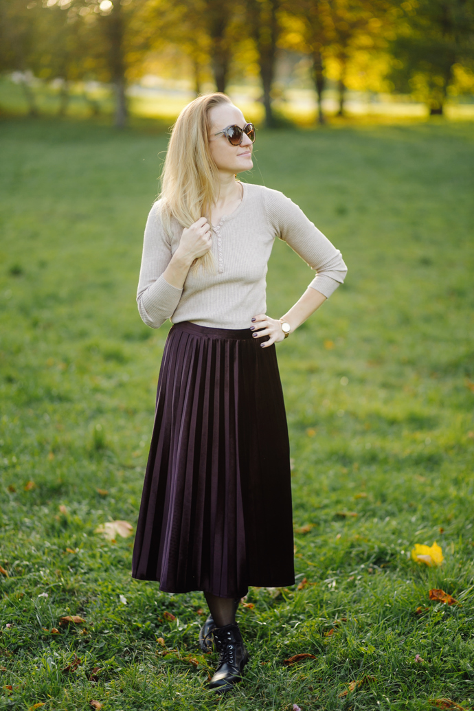 Dlouhé plisované sukně jsou mezi ženami velmi populární. Hodí se do běžného dne i do společnosti. Stačí denimovou bundu vyměnit za elegantní halenku. 

