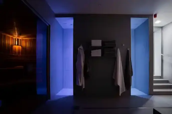 Součástí wellness jsou i tři zážitkové sprchy.
