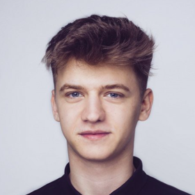 S krátkými vlasy je František k nepoznání
