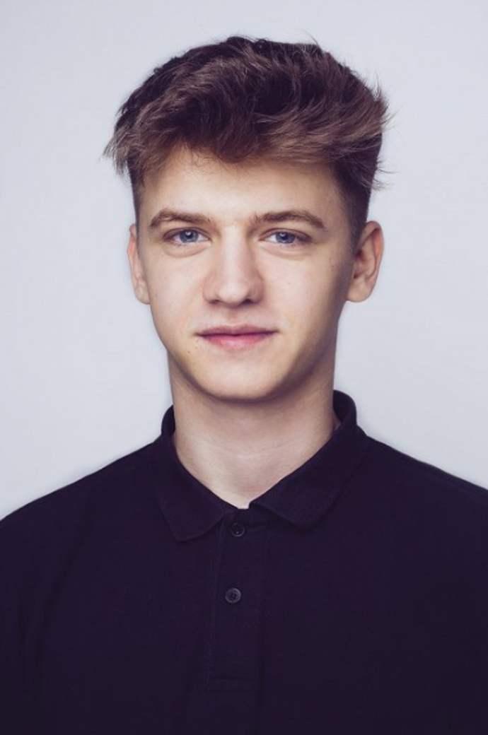 S krátkými vlasy je František k nepoznání
S krátkými vlasy je František k nepoznání