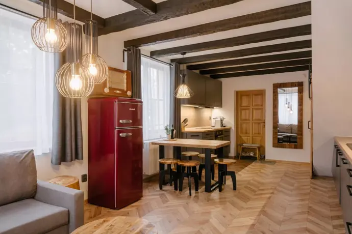 Interiér je rustikální, ale současně elegantní.
Interiér je rustikální, ale současně elegantní.