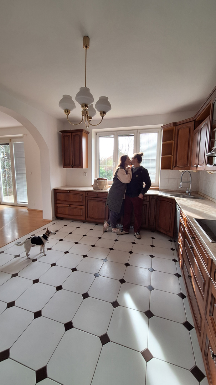 Kalkulace na novou linku byla cca 800 000 Kč. Renovace i s novou deskou a spotřebiči vyšla na nějakých 40 000 Kč. 
