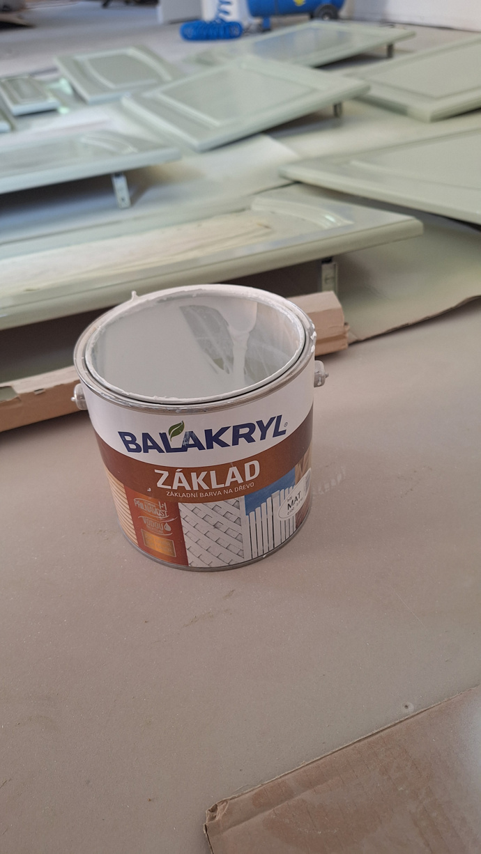 Manžel Věry na to koupil stříkací pistoli, aby vše šlo hladčeji. 
