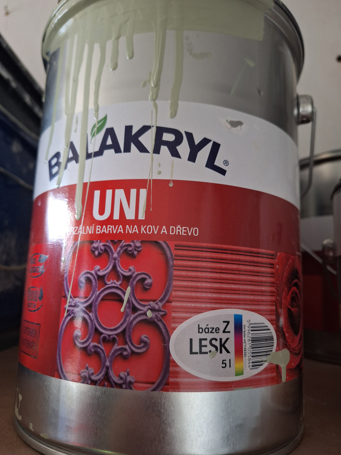 Na celou kuchyni padlo cca 2,5 kg od každé barvy. 

