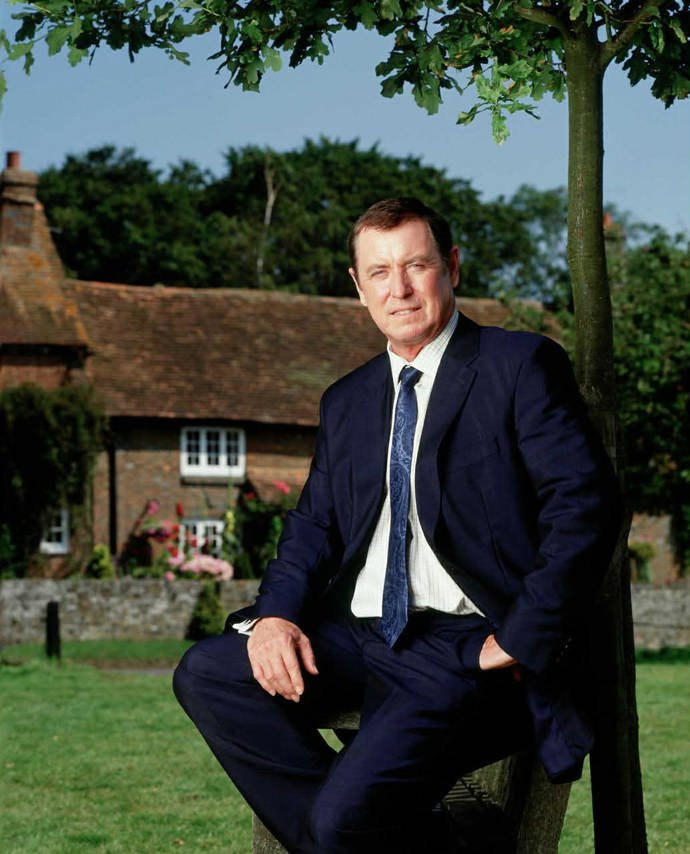 Svým hereckým výkonem v tomto populárním seriálu se zapsal do dějin britské kinematografie.
Svým hereckým výkonem v tomto populárním seriálu se zapsal do dějin britské kinematografie.