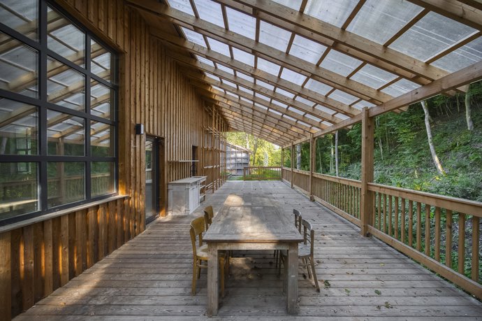 Tento dům s pozemkem o rozloze 2 200 m² svou jednoduchostí i poctivostí zpracování přirozeně zapadá do krajiny. Žádná okázalá gesta, jen prostor, světlo a dech lesa.

