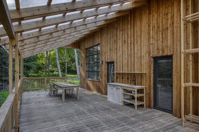 Architektonické pojetí stavby vychází ze severské estetiky. Můžete obdivovat čisté linie i funkčnost a zachvátí vás úcta k materiálu.
Architektonické pojetí stavby vychází ze severské estetiky. Můžete obdivovat čisté linie i funkčnost a zachvátí vás úcta k materiálu.