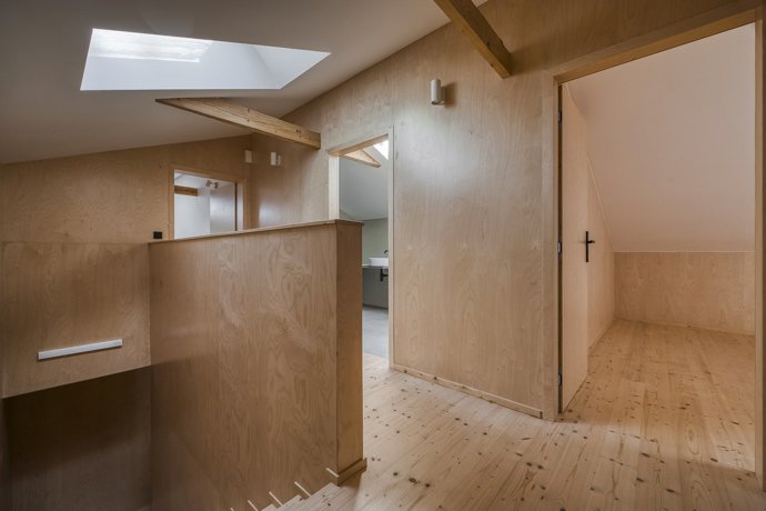 Stavba s rozlohou 270 m² poskytuje dostatek prostoru nejen pro víkendové pobyty, ale i celoroční bydlení. 
