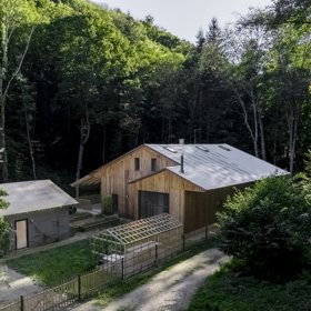 Uprostřed křivoklátských lesů, tam, kde ráno mlha stoupá mezi stromy a den plyne opravdu pomalu, stojí moderní severská chata, která propojuje architekturu s přírodou v dokonalé rovnováze.
Uprostřed křivoklátských lesů, tam, kde ráno mlha stoupá mezi stromy a den plyne opravdu pomalu, stojí moderní severská chata, která propojuje architekturu s přírodou v dokonalé rovnováze.