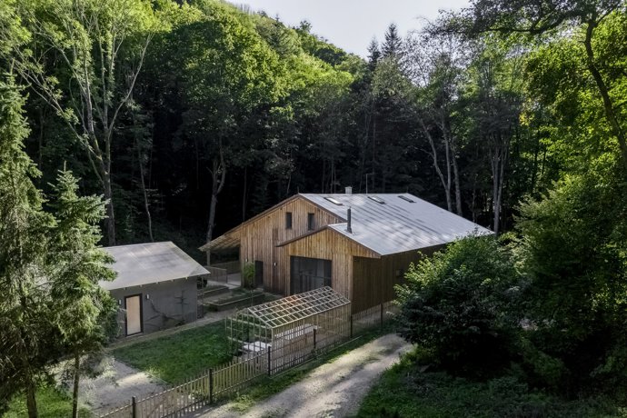 Uprostřed křivoklátských lesů, tam, kde ráno mlha stoupá mezi stromy a den plyne opravdu pomalu, stojí moderní severská chata, která propojuje architekturu s přírodou v dokonalé rovnováze.
