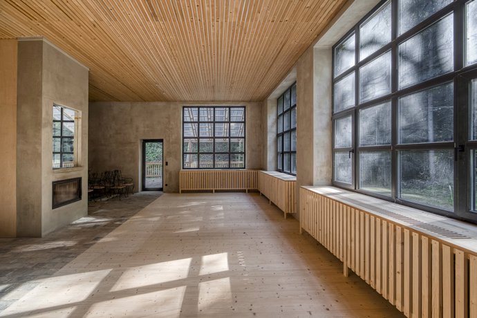 Okolní příroda je přitom tím největším luxusem. Lesní stezky, ticho, vůně pryskyřice a pocit, že svět venku se vás netýká. Chata tu nestojí proti přírodě, ale s ní.
