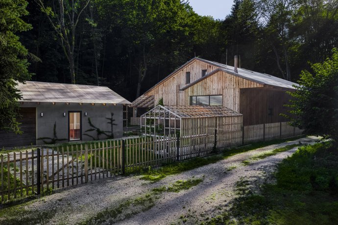 Chata je nabízena prostřednictvím Czech Sotheby’s International Realty.
