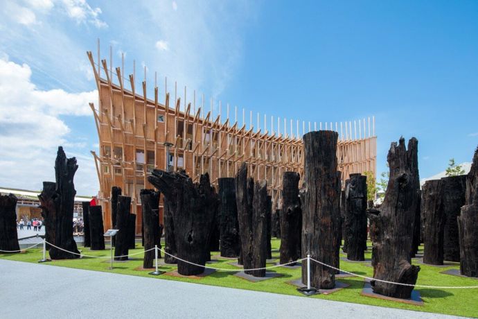 Prošek se stal jediným nejaponským partnerem hlavního architekta Expa 2025, což je samo o sobě výjimečný úspěch. Jeho Les civilizací tak rozšířil českou stopu na světové výstavě, kde se jinak prezentoval i oficiální národní pavilon. Dílo vyvolalo ohromný zájem nejen svou monumentálností, ale i myšlenkou. Každý z kmenů, ač „zkamenělý“, působí živě. V harmonickém uspořádání vytváří prostor pro ticho, meditaci i přemýšlení o tom, jak krátká je naše vlastní přítomnost ve srovnání s tím, co přežilo tisíciletí.
Prošek se stal jediným nejaponským partnerem hlavního architekta Expa 2025, což je samo o sobě výjimečný úspěch. Jeho Les civilizací tak rozšířil českou stopu na světové výstavě, kde se jinak prezentoval i oficiální národní pavilon. Dílo vyvolalo ohromný zájem nejen svou monumentálností, ale i myšlenkou. Každý z kmenů, ač „zkamenělý“, působí živě. V harmonickém uspořádání vytváří prostor pro ticho, meditaci i přemýšlení o tom, jak krátká je naše vlastní přítomnost ve srovnání s tím, co přežilo tisíciletí.
