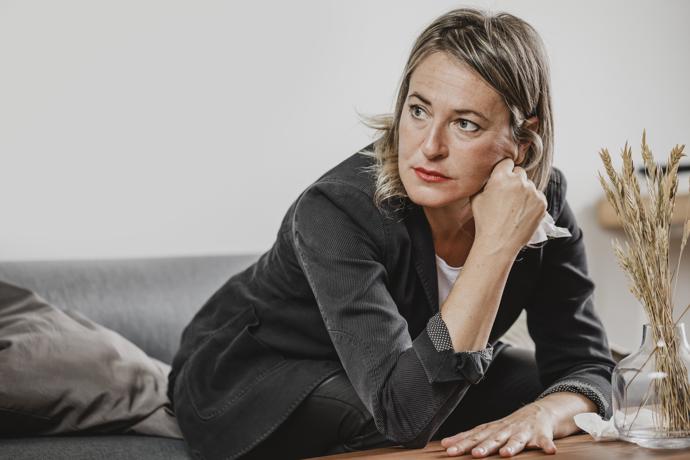 Sbalil si věci a odešel. Nechal paní Zuzanu samotnou. A co ona? Jak dál? Jak má začít ve svém věku nový život? Je stará, unavená, smutná, zrazená. A nevidí, že život může přinést ještě spoustu nového.
Sbalil si věci a odešel. Nechal paní Zuzanu samotnou. A co ona? Jak dál? Jak má začít ve svém věku nový život? Je stará, unavená, smutná, zrazená. A nevidí, že život může přinést ještě spoustu nového.