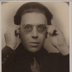 André Breton, francouzský básník a prozaik, je považován za zakladatele surrealismu. Claude Cahun se s ním velmi dobře znala, ostatně se spolu podíleli na vzniku levicové antifašistické aliance Contre Attaque.
