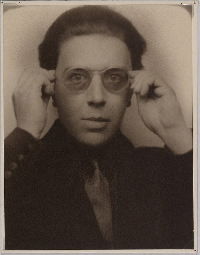 André Breton, francouzský básník a prozaik, je považován za zakladatele surrealismu. Claude Cahun se s ním velmi dobře znala, ostatně se spolu podíleli na vzniku levicové antifašistické aliance Contre Attaque.
André Breton, francouzský básník a prozaik, je považován za zakladatele surrealismu. Claude Cahun se s ním velmi dobře znala, ostatně se spolu podíleli na vzniku levicové antifašistické aliance Contre Attaque.