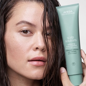 Vlasový peeling, Aveda, 300 Kč
