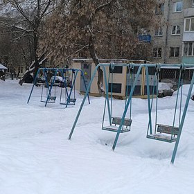 Pamatujete na dřevěné houpačky na kovových tyčích?
