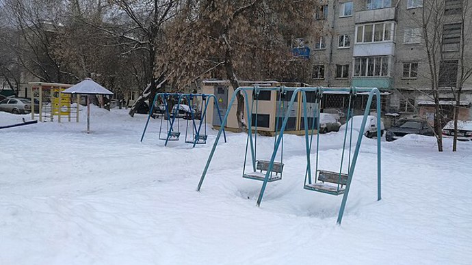 Pamatujete na dřevěné houpačky na kovových tyčích?
Pamatujete na dřevěné houpačky na kovových tyčích?
