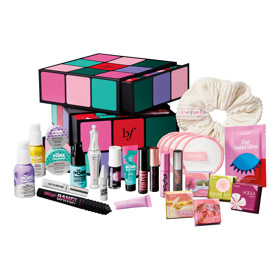 Adventní kalendář, Benefit Cosmetics, 4290 Kč
