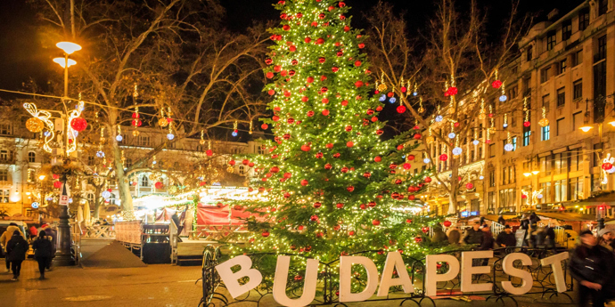 Na každém trhu v Budapešti vás přivítá vůně klobásek a paprik.
Na každém trhu v Budapešti vás přivítá vůně klobásek a paprik.
