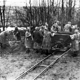 Ženské vězeňkyně v Ravensbrücku při nucení práci, rok 1939.
