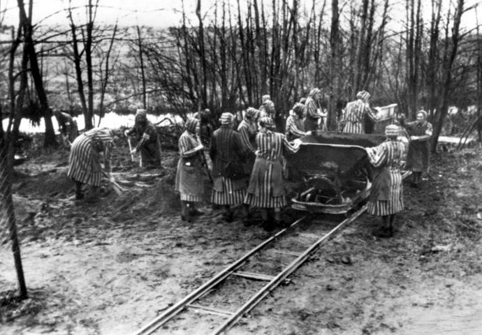 Ženské vězeňkyně v Ravensbrücku při nucení práci, rok 1939.
Ženské vězeňkyně v Ravensbrücku při nucení práci, rok 1939.