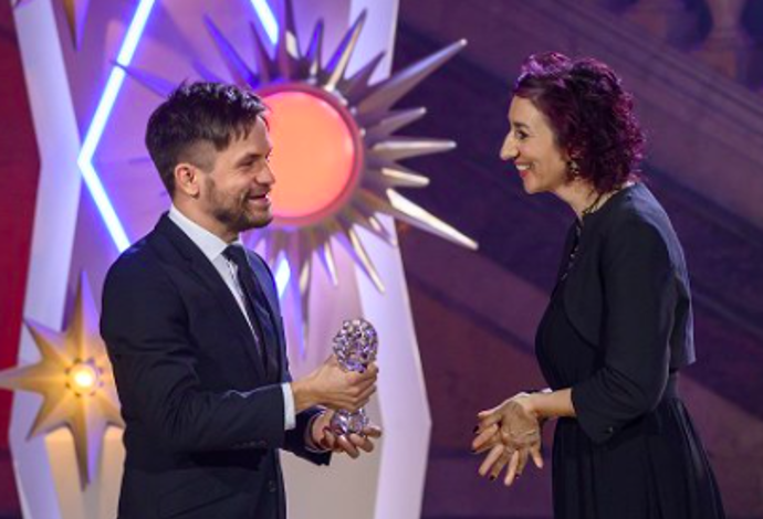 Simona předávala cenu Český lev Jiřímu Mádlovi
