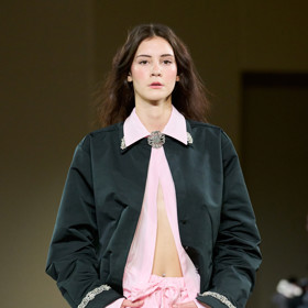 Zajímavě odvážný styling košile, jež bývá přes den zapnutá. 
