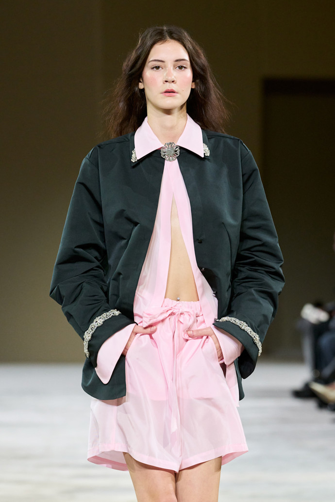 Zajímavě odvážný styling košile, jež bývá přes den zapnutá. 
