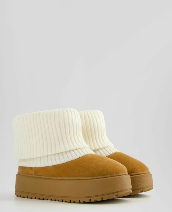 Hřejivé válenky, Bershka, 1 199 Kč
