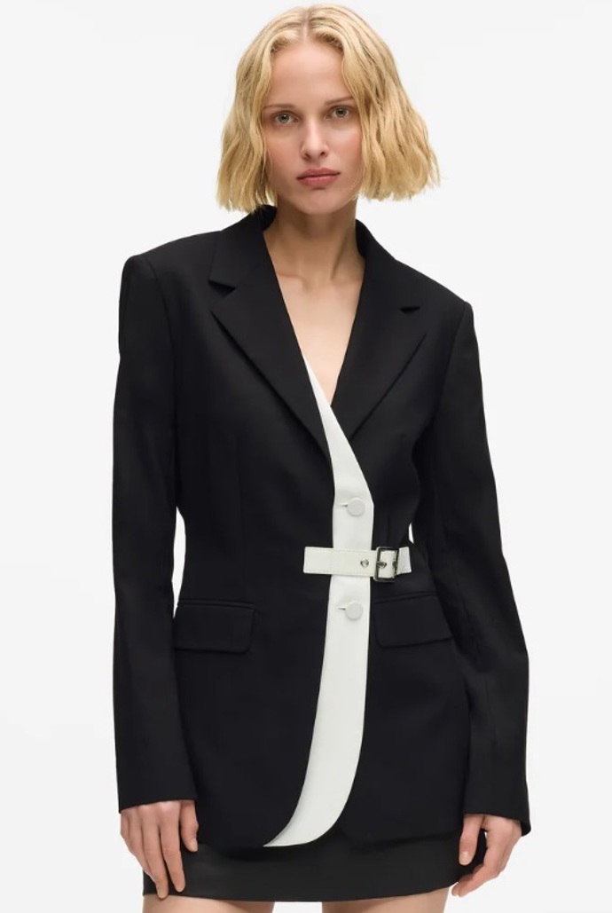 Černé sako s bílým opaskem, KARL LAGERFELD, 10 899 Kč
