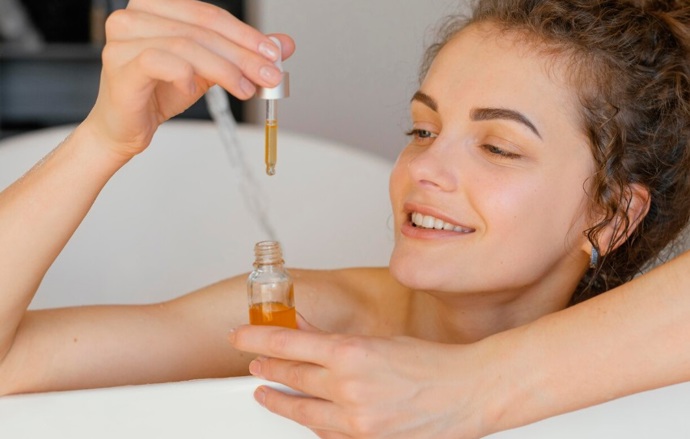 Pár kapek éterického oleje, který přidáte do horké vany, navodí tu správnou relaxační atmosféru. Nalaďte se na Vánoce vůní skořice, hřebíčku nebo bergamotu. 
