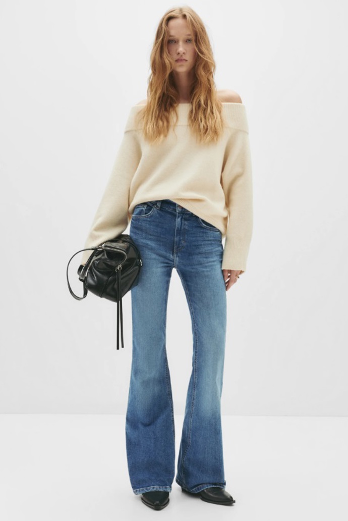 Džíny do zvonu, PULL&BEAR, 699 Kč
