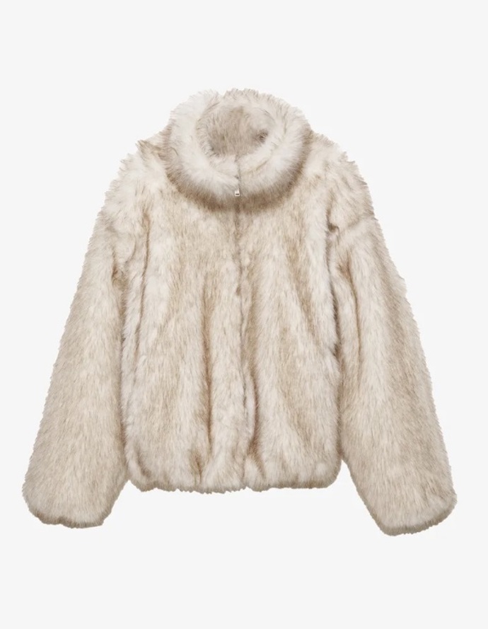 Hebká kožešinová bunda, PULL&BEAR, 1 499 Kč
