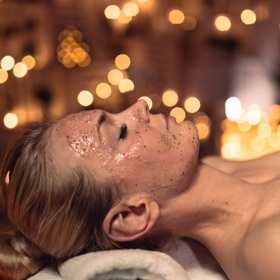 Peeling odstraní odumřelé kožní buňky a pokožka se tak krásně rozjasní. Hydratační maska pak dodá pleti vše, co potřebuje. 
