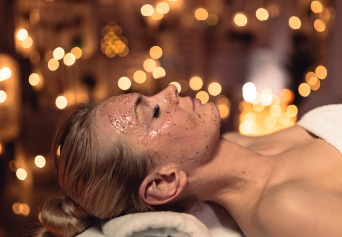Peeling odstraní odumřelé kožní buňky a pokožka se tak krásně rozjasní. Hydratační maska pak dodá pleti vše, co potřebuje. 
