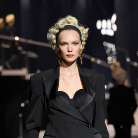 Podprsenka laškovně vykukující ze saka? Takto se inspirovalo duo Dolce&Gabbana ikonickým vzhledem Madonny z počátku 90. let. 
