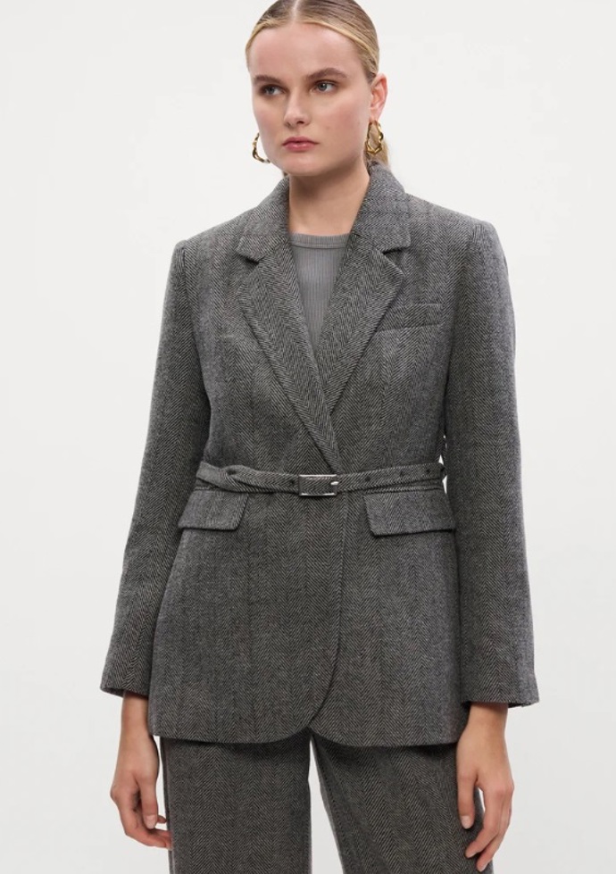 Šedé sako s úzkým opaskem, Gina Tricot, 1 920 Kč
