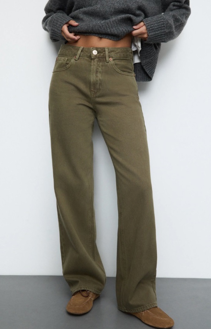 Khaki džíny, Stradivarius, 799 Kč
