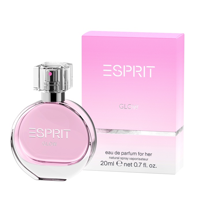 Esprit Glow, EdP 20 ml za 490 Kč, k dostání v síti drogerií dm
Květinově ovocná vůně se otevírá energickými tóny šťavnaté hrušky, jiskřivého grapefruitu a osvěžujících zelených nuancí, které vyzařují lehkost a energii. V srdci se snoubí ženské tóny sladké maliny, něžné konvalinky a omamného jasmínu. Hřejivě laděný základ vůně tvoří jemné pižmo, pudrové akcenty a ušlechtilé cedrové dřevo, které vůni propůjčují hloubku a smyslnost.
Esprit Glow, EdP 20 ml za 490 Kč, k dostání v síti drogerií dm
Květinově ovocná vůně se otevírá energickými tóny šťavnaté hrušky, jiskřivého grapefruitu a osvěžujících zelených nuancí, které vyzařují lehkost a energii. V srdci se snoubí ženské tóny sladké maliny, něžné konvalinky a omamného jasmínu. Hřejivě laděný základ vůně tvoří jemné pižmo, pudrové akcenty a ušlechtilé cedrové dřevo, které vůni propůjčují hloubku a smyslnost.