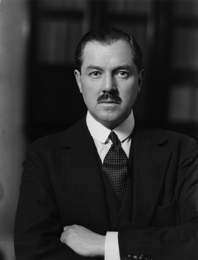 Na svého prvního manžela nikdy nezapomněla. Kapitán David Euan Wallace s ní žil sice jen mezi lety 1913-1919, přesto jeho portrét u sebe měla i na smrtelné posteli.

